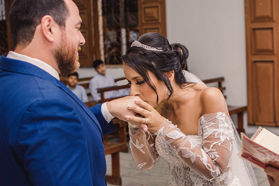 noivos na cerimônia de casamento  na Paróquia São Francisco de Assis, Tapera Aquiraz 