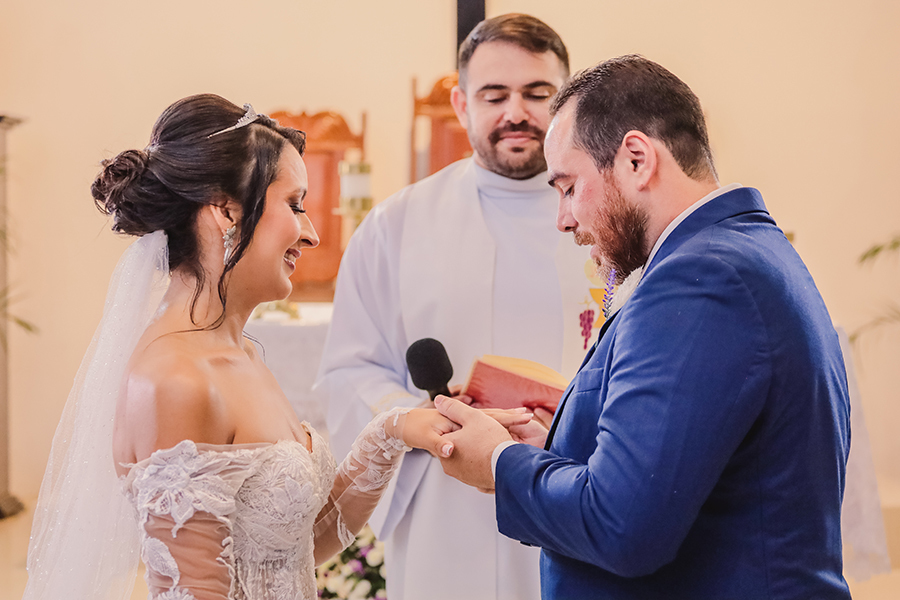 momentos das alianças no casamento  na Paróquia São Francisco de Assis, Tapera Aquiraz Ceará