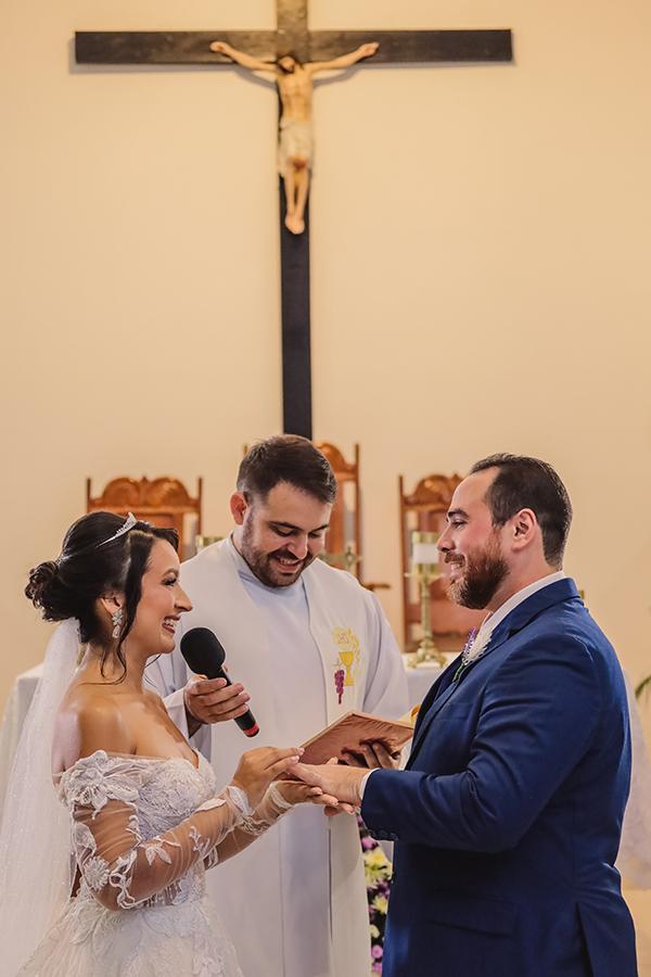 fotografia das alianças no casamento  na Paróquia São Francisco de Assis, Tapera Aquiraz 