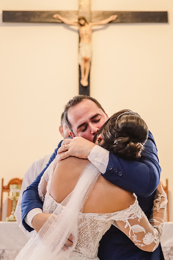 beijo do noivo no casamento  na Paróquia São Francisco de Assis, Tapera Aquiraz 