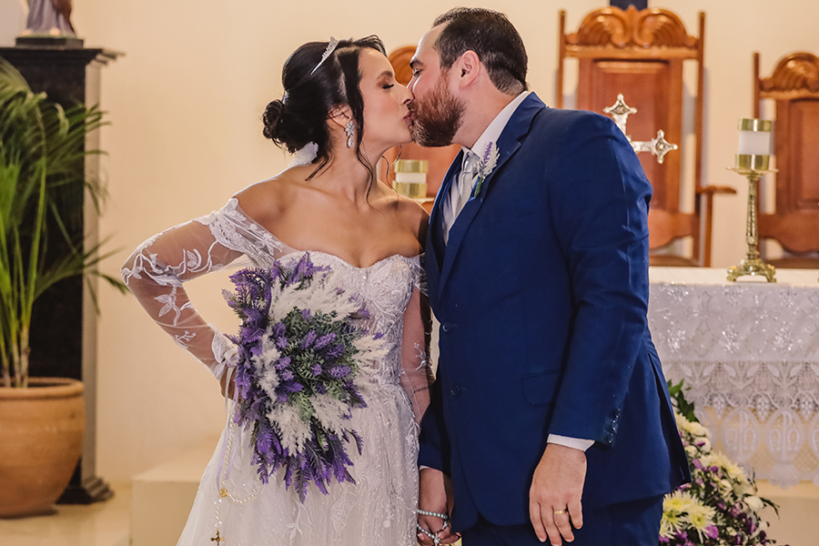 casados e o beijo no altar no casamento  na Paróquia São Francisco de Assis, Tapera Aquiraz 