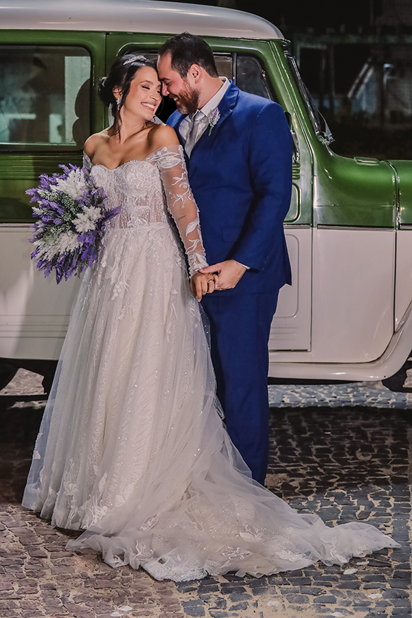 Fotos dos noivos em frente a igreja no casamento  na Paróquia São Francisco de Assis, 