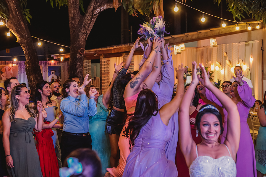 A noiva joga o buquê na festa de casamento em Tapera - Aquiraz.