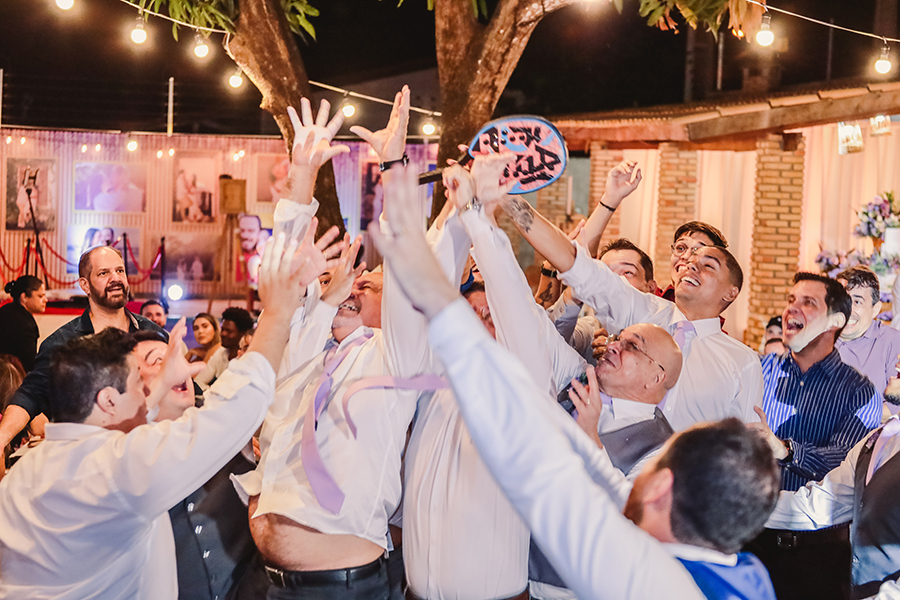 O  noivo jogar a raquete para  os padrinhos na festa de casamento em Tapera - 