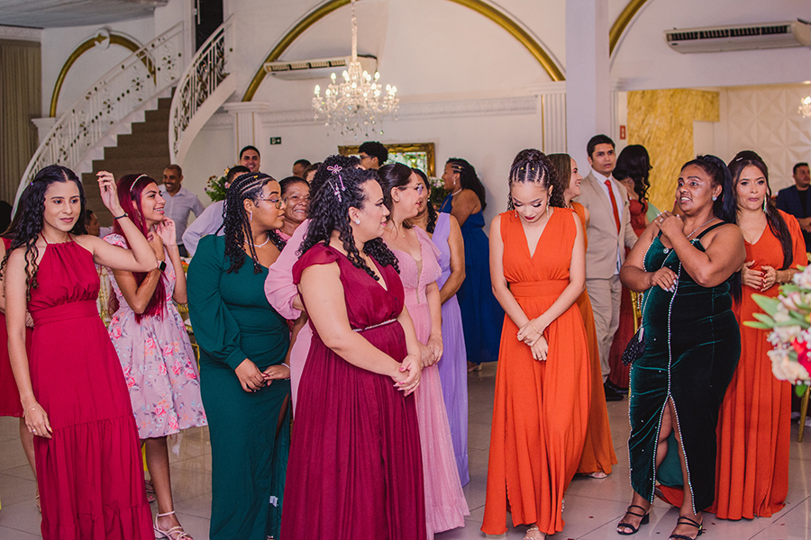 Momento da noiva jogar o buquê na festa de casamento no Garden Buffet na Maraponga 