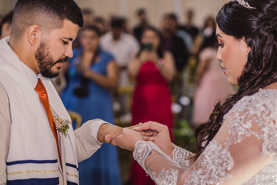 Noiva coloca a aliança no cerimônia de casamento no Garden Buffet na cidade de Fortaleza