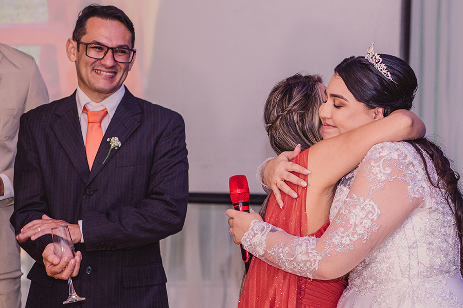 Abraço da noiva na Mãe na festa de casamento no buffet Garden em Fortaleza no bairro 