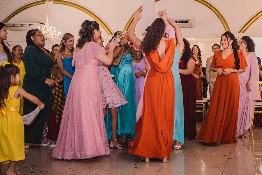 Convidados na festa de casamento na hora que a noiva jogou o buquê no buffet Garden em Fortaleza no Ceará