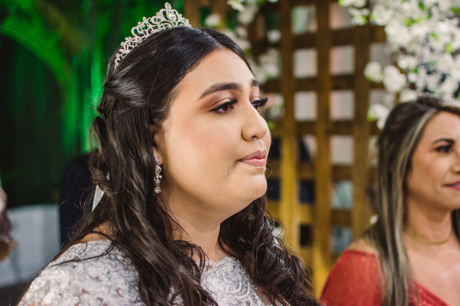 Noiva chora na Cerimônia de casamento no Buffet Garden na Maraponga em Fortaleza , Ceará
