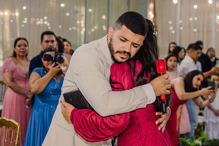 Noivo e mãe do noivo na cerimônia de casamento no buffet Garden na Maraponga em Fortaleza no Ceará