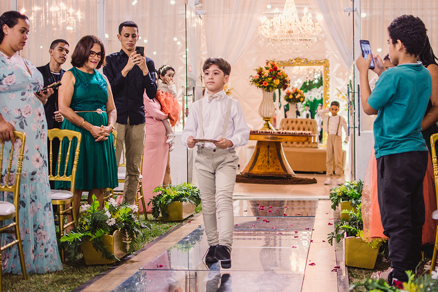 Entradas das alianças na cerimônia do casamento em Garden Buffet na Maraponga na Cidade de Fortaleza no Ceará