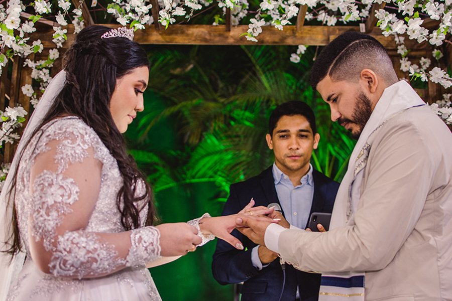 Troca de alianças na cerimônia de casamento no garden Buffet na Marabonga