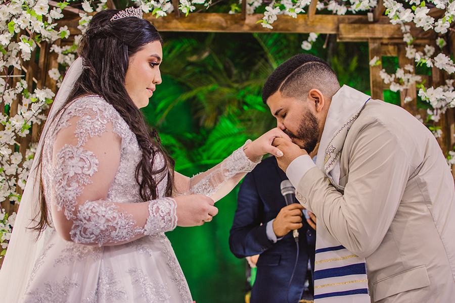 noivos na cerimônia de casamento fotografado por Claudier Oliveira no buffet Garden na Maraponga em Fortaleza