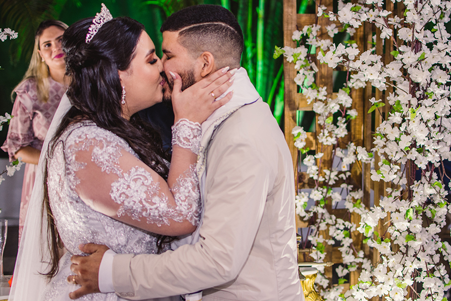 beijo dos noivos fotografia de casamento no Garden Buffet na Maraponga em Fortaleza
