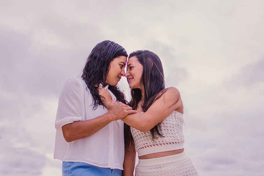 Casal Lgbt e lesbicas em seu ensaio de pre casamento na Praia de Iracema em Fortaleza