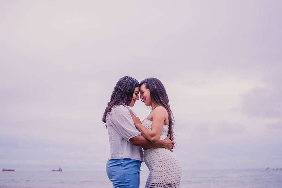 Casal Lgbt e lesbicas em final de  ensaio o pre casamento na Praia de Iracema em Fortaleza