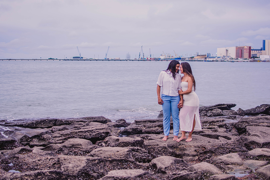fotografia de casal Lgbt e lesbicas  de pre casamento na Praia de Iracema em Fortaleza - Ceará