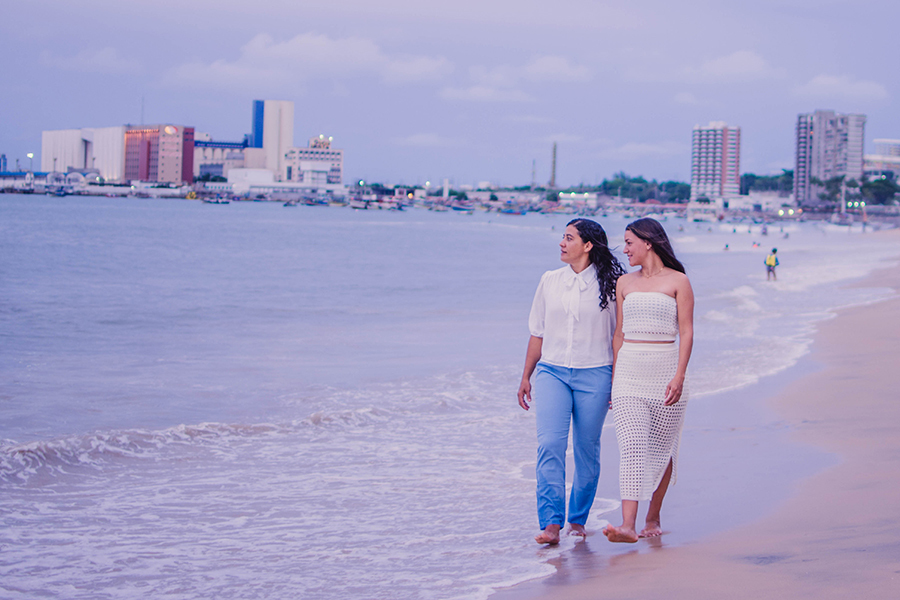 Casal Lgbt e lesbicas o ensaio de pre casamento na Praia de Iracema em Fortaleza no Ceará