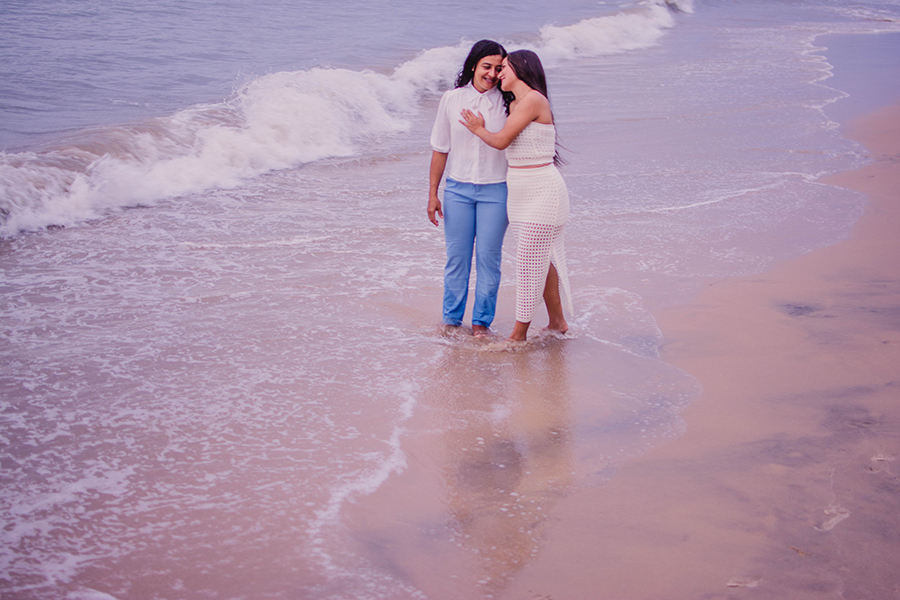 Casal Lgbt e lesbicas o ensaio de pre casamento na Praia de Iracema em Fortaleza em Ceará