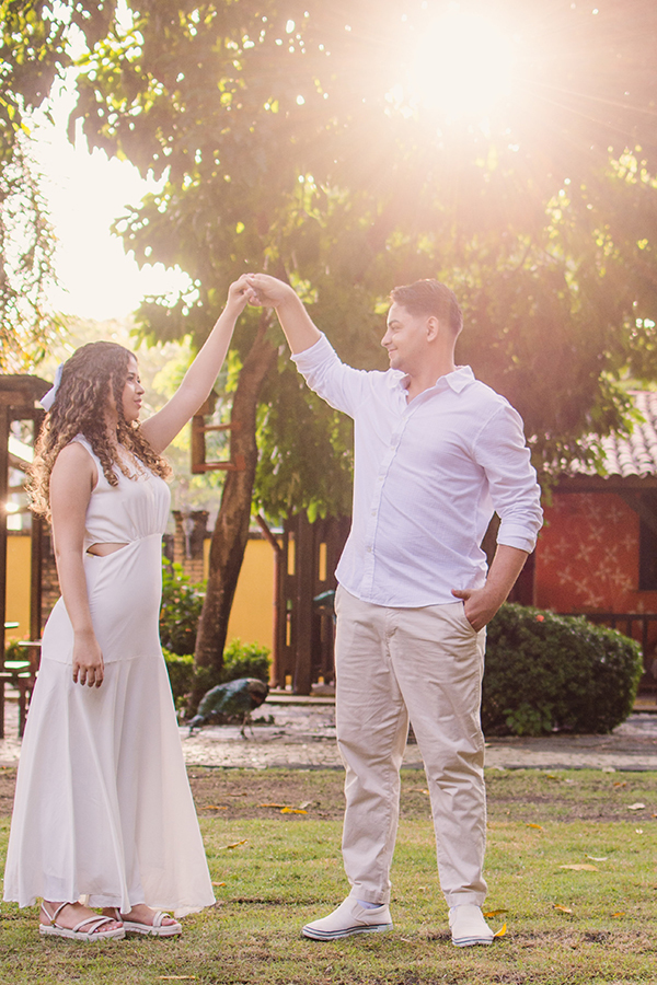 casal sendo fotografado no eco point em Fortaleza no seu ensaio de pre casamento
