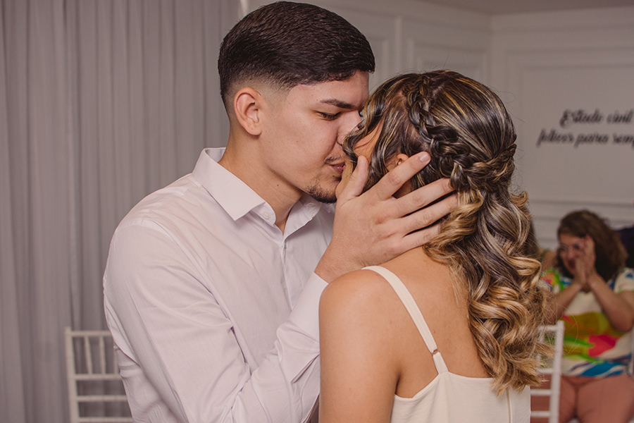 Beijo na cerimônia civil do casamento civil no cartorio do mondubim