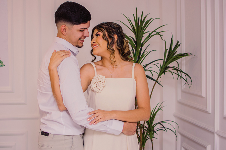noivos no casamento  civil no cartório do mondubim em Fortleza