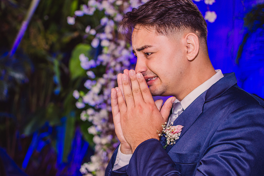 noivo chora em seu casamento na cerimônia em Forteza no North Buffet