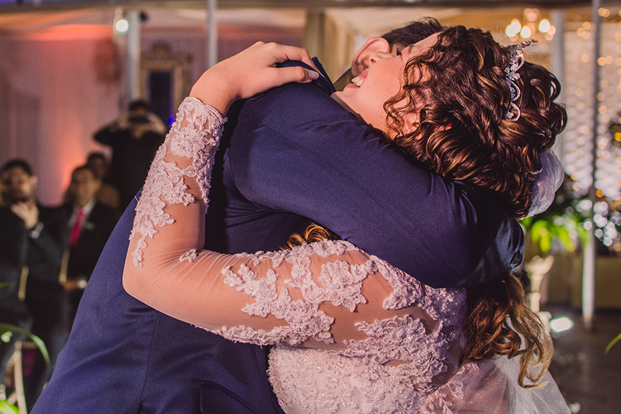 Abraço dos noivos na cerimônia de casamento em Fortaleza no North Buffet