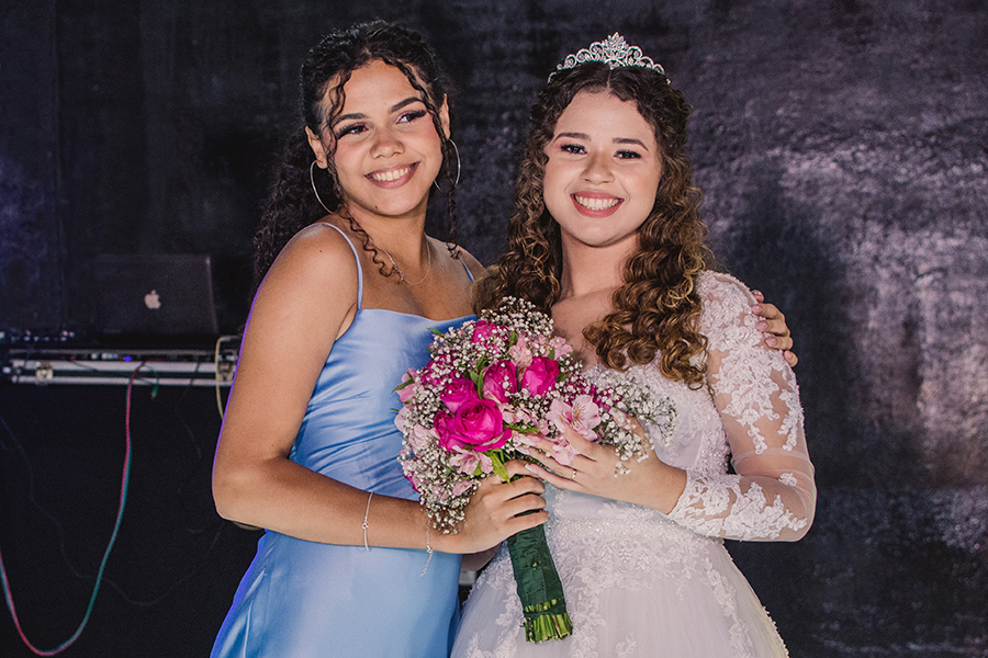 foto da amiga com a noiva na hora buquê
