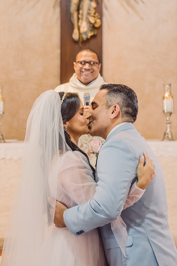 Paróquia São João Eudes cerimônia  de casamento beijo dos noivos