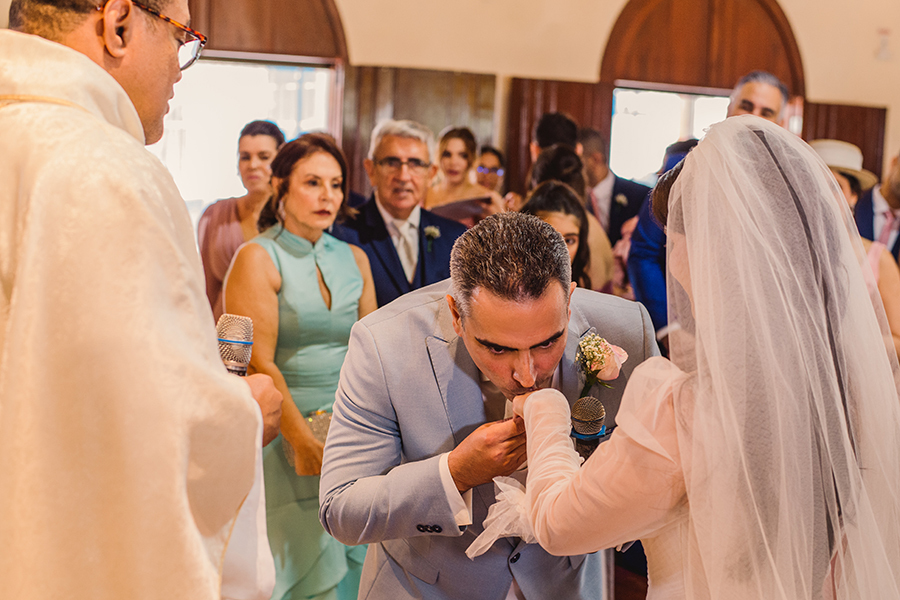Paróquia São João Eudes cerimônia  de casamento noivo beija mão da noiva na hora das alianças