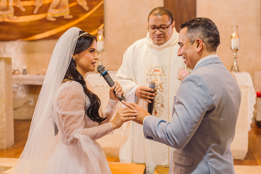 Paróquia São João Eudes cerimônia  de casamento noiva coloca aliança no noivo
