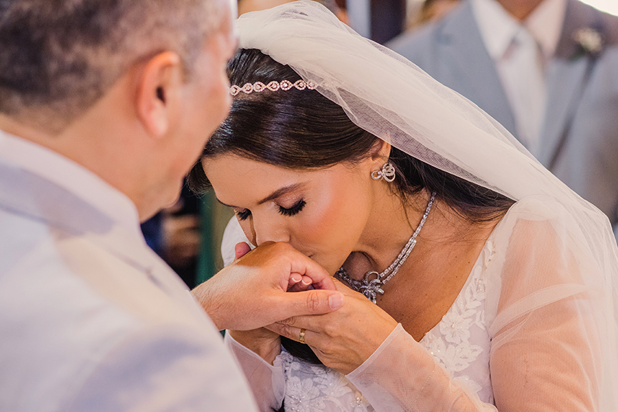 Paróquia São João Eudes cerimônia  de casamento noiva beija mão do noivo na hora das alianças