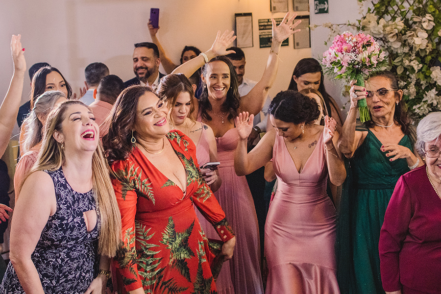 Espaço Casarão recepção do Casamento a noiva vai jogar buquê