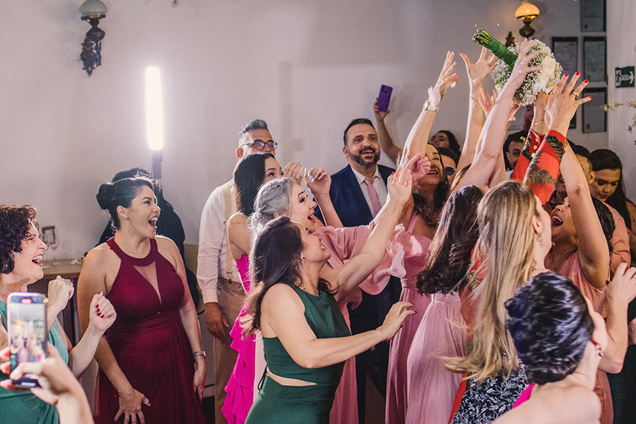 Esapaço Casarão recepção de casamento a  as amigas da noiva querem pegar o buquê