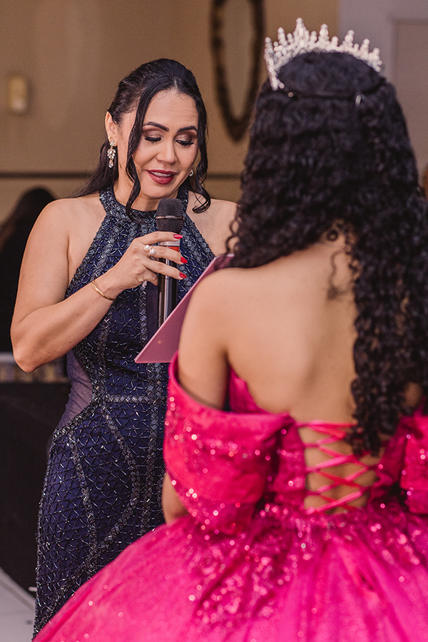 Um olhar ansioso e cheio de expectativa da  Mãe da debuntate na homenagem no buffet spazio Maraponga Fortaleza Ceará