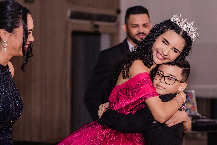 Detalhes que tornam tudo inesquecível o braço no irmão na festa dela de 15 anos spazio buffet na cidade de Fortaleza