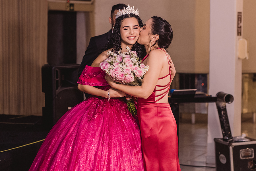 Abraço da dia entregando um buquê de flores no Spzio buffet na Maraponga em Fortaleza