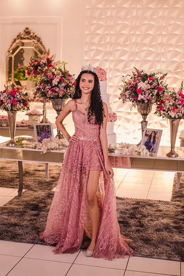 A mesa do bolo: doce encanto teve as fotos de 15 anos no buffet spazio na maraponga em Fortaleza Ceará