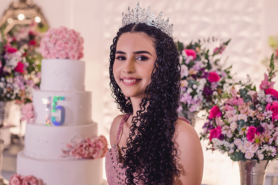 Luzes, cores e magia no ar com as fotos de 15 anos no spazio buffet em Fortalezas