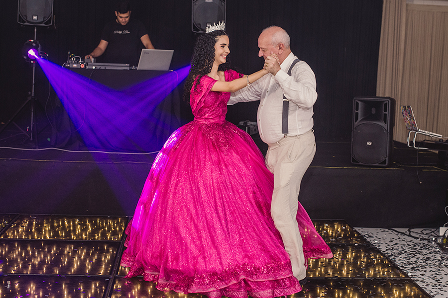 O brilho nos olhos durante a dança no spazio buffet na Maraponga em Fortaleza