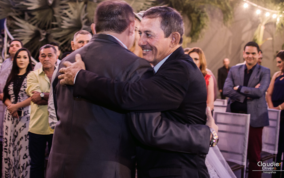 noivo recebendo a noiva