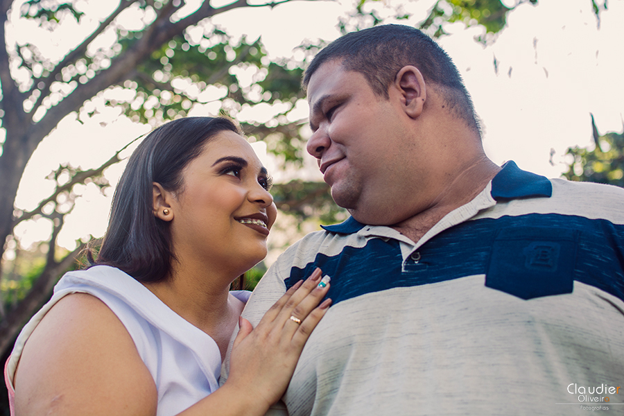 noivo e noiva em seu ensaio de pre casamento no parque do cocó em Fortaleza - Ceará