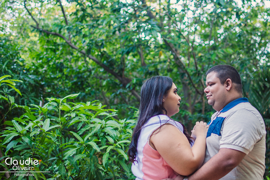 sorriso dos noivos em seu ensaio de pre casamento no parque do cocó Fortaleza - Ceará