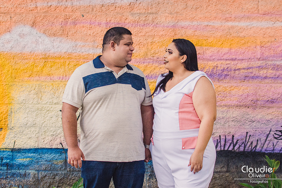 noivo e noiva em momento feliz do seu ensaio de pre casamento no parque do cocó em Fortaleza - Ceará