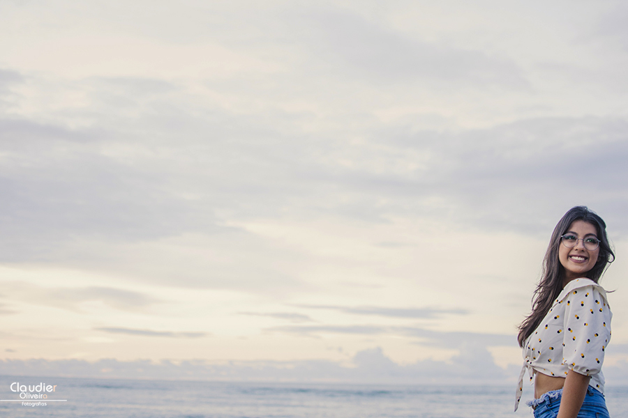final de tarde em um ensaio externo de 15 anos na beira mar na cidade de Fortaleza