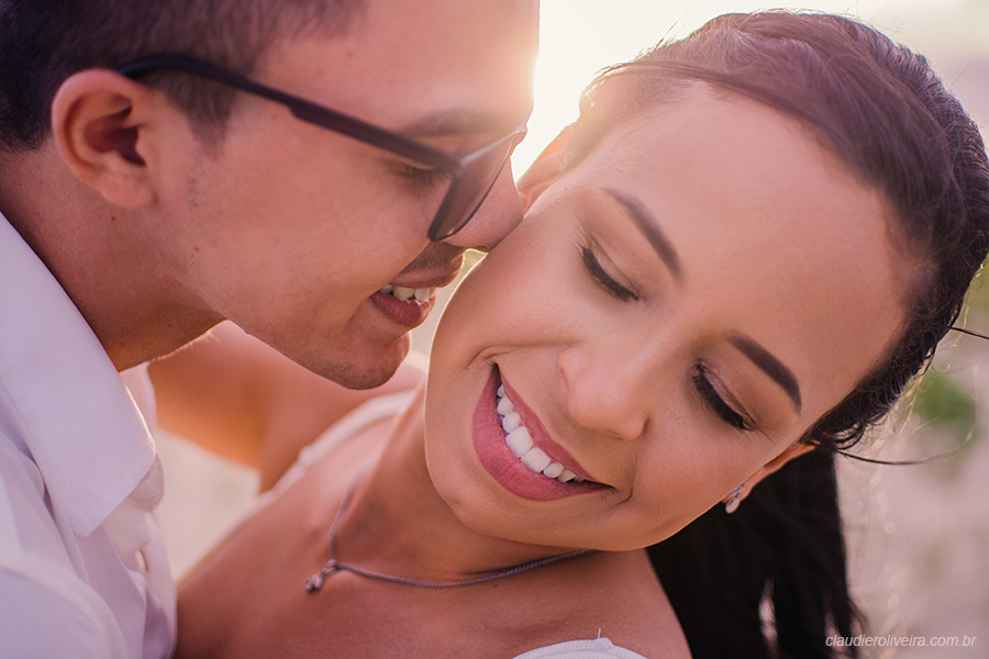 noivo e noiva em seu ensaio pre wedding  no porto das dunas em Aquiraz -Ce