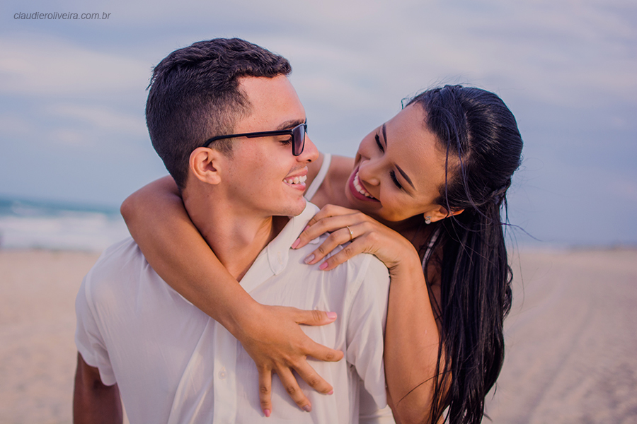 noivo e noiva em seu ensaio de pre casamento na praia  no porto das dunas em Aquiraz -Ce