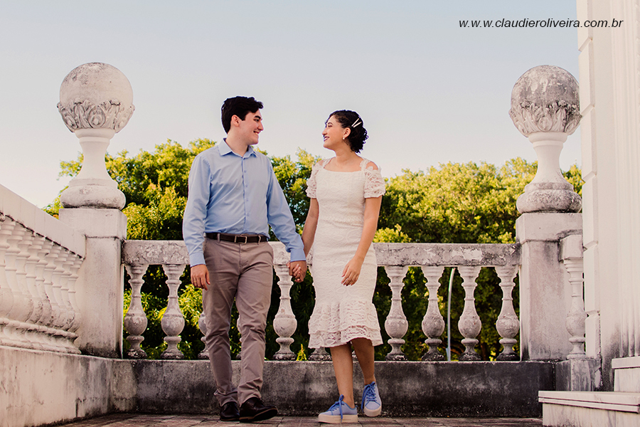 noiva e noivo em seu pré-wedding no  teatro José de Alencar na cidade de Fortaleza