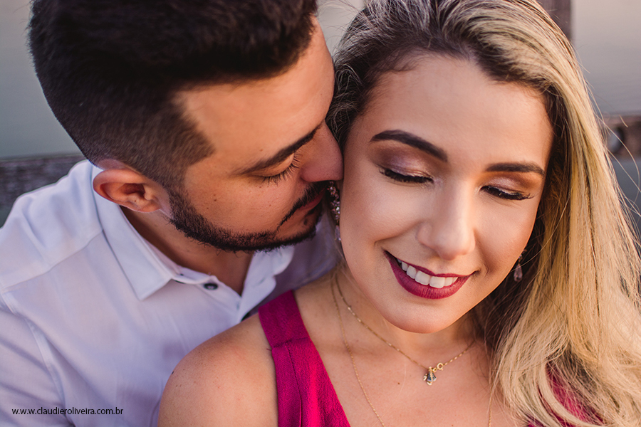 casa do lago e os noivos em ensaio de pre wedding